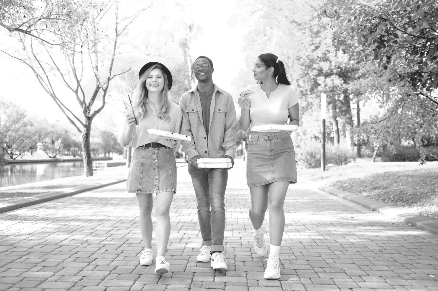 Teilnehmer beim gemeinsamen Arbeiten an Finanzmodellen mit Laptops und Dokumenten