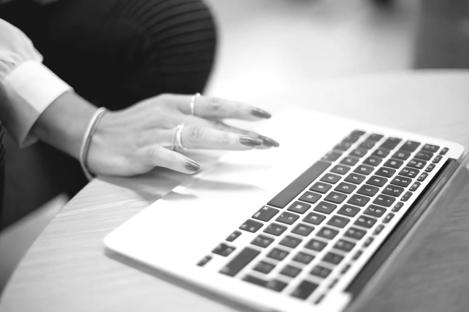 Strukturiertes Notizensystem mit Markierungen und Querverweisen für Finanzanalysen