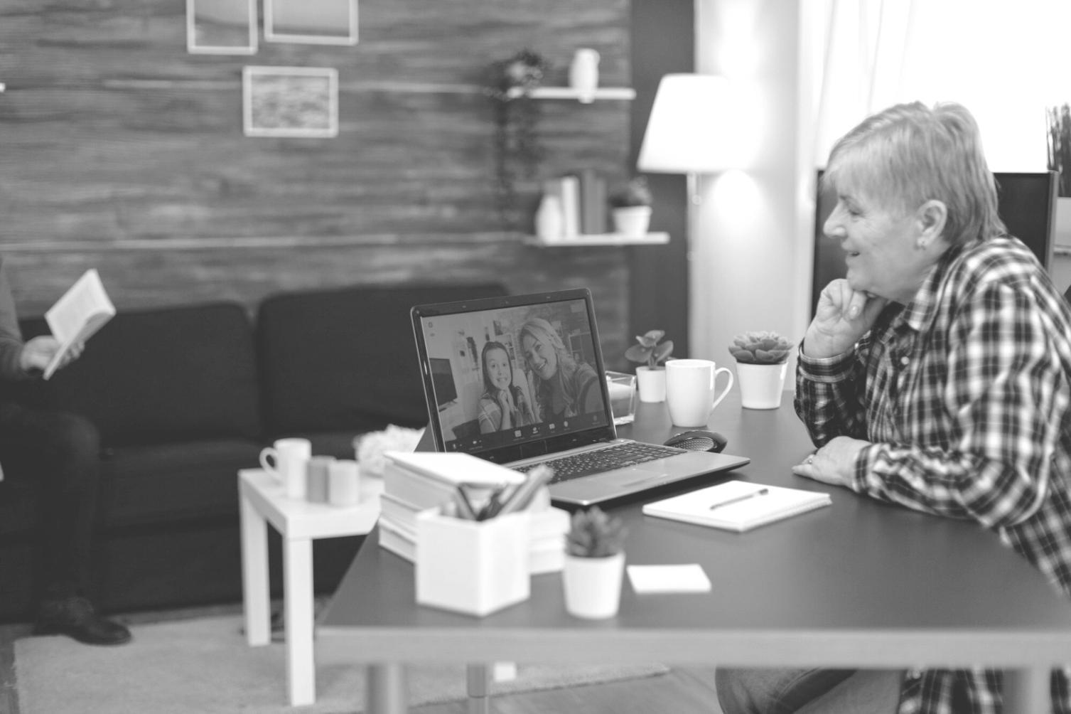 Industrielle Fertigungshalle mit moderner Technologie