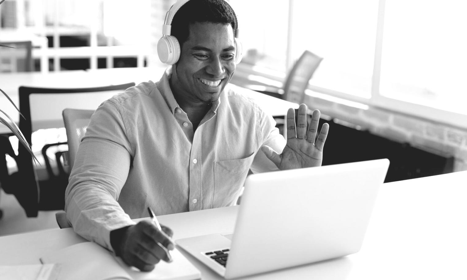 Detailansicht von Finanzcharts und Analysedaten auf einem Monitor