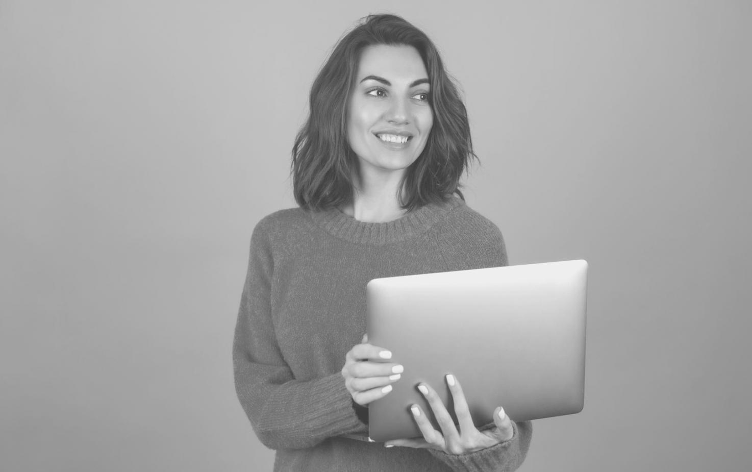 Finanzanalyse Arbeitsplatz mit Dokumenten und Tablet