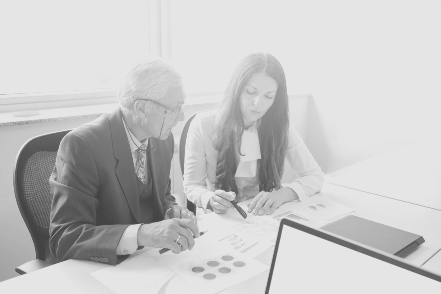 Finanzanalyse Arbeitsplatz mit Dokumenten und Grafiken